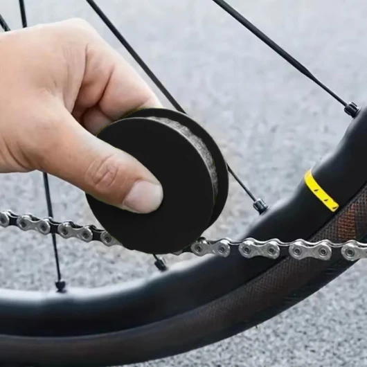 Roulette de Graissage Chaîne Vélo Compacte et Portable : Entretien Précis, Propre et Rapide pour VTT, Vélo de Route et Électrique - Améliore la Fluidité et Prolonge la Durée de Vie de la Chaîne
